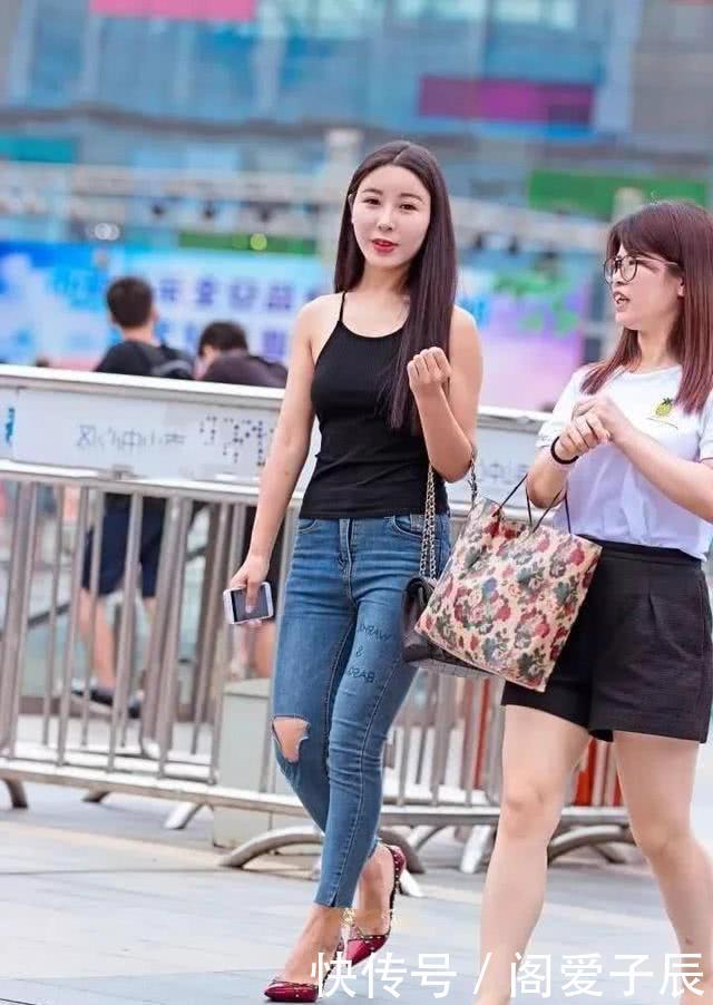 【吊带】路人街拍,姑娘搭配黑色吊带背心,有一股清纯美