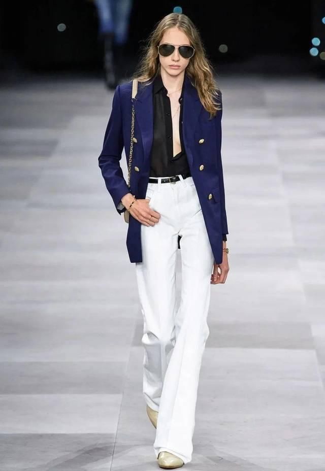  『复古』穿上喇叭裤 变成复古女郎