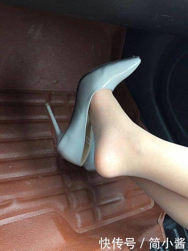 简约优雅的细跟鞋,菱形与线条交错,演绎穿着艺术