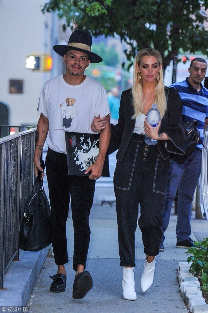 艾希莉辛普森和老公七夕街头公然撒糖   穿情侣装手牵手浪漫约会