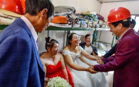  中年■幸福溢出屏幕！3对中年农民工，免费补拍“工地婚纱照”