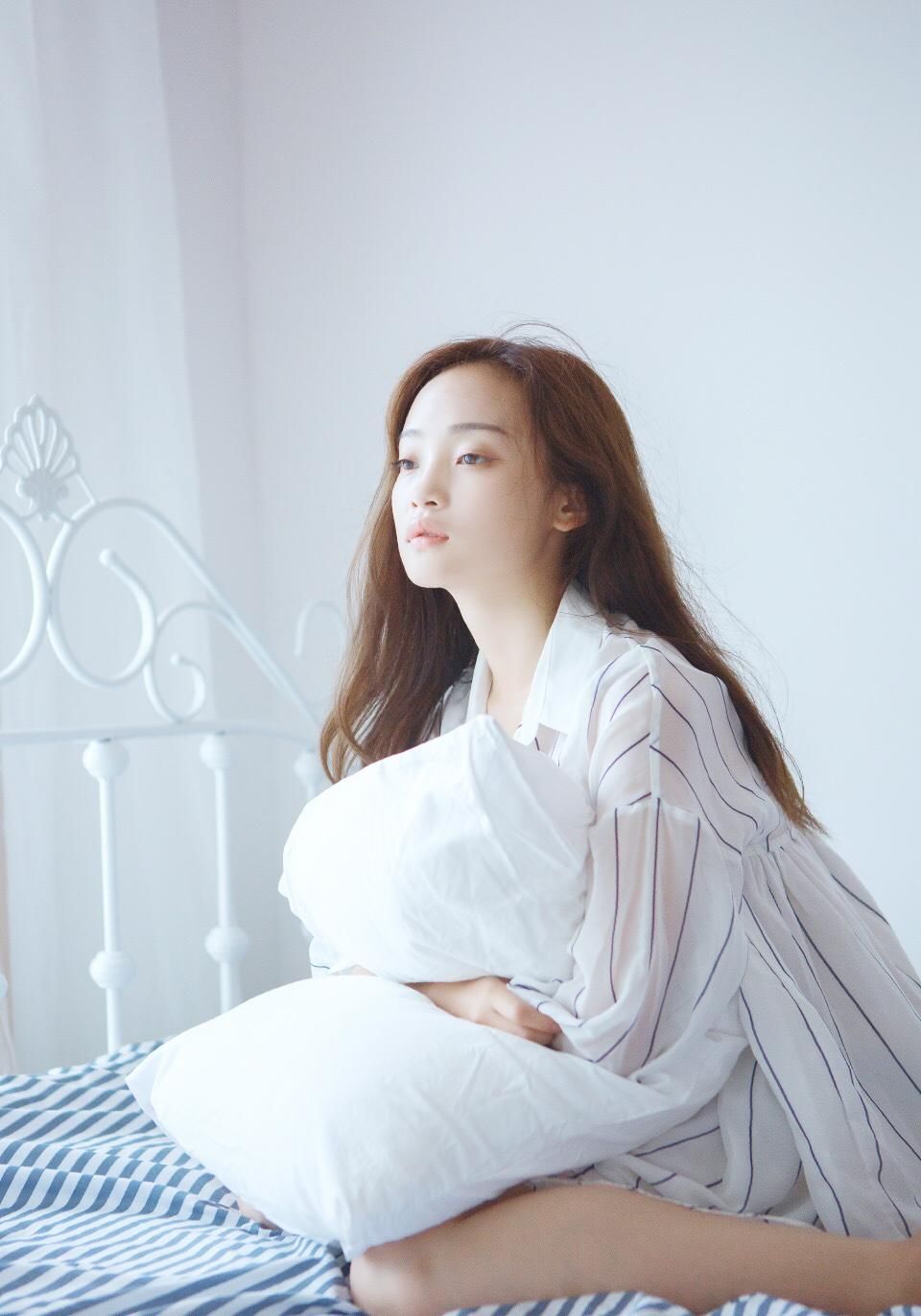 床上性感衬衣美女长腿惹火诱人写真图片