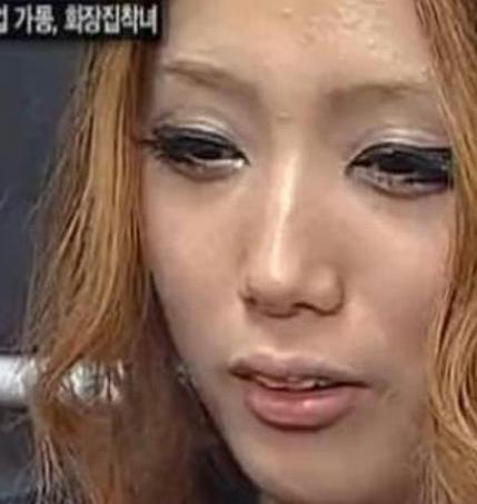 20岁的美女为保持形象, 长达两年没有卸妆, 后果却让人担忧