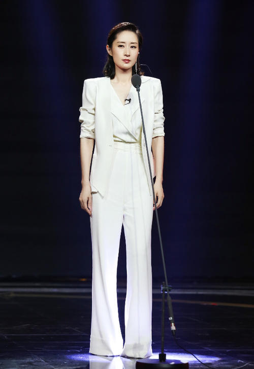 刘敏涛出门不化妆就算了，衣服还不穿好，真拿自己当大妈了？