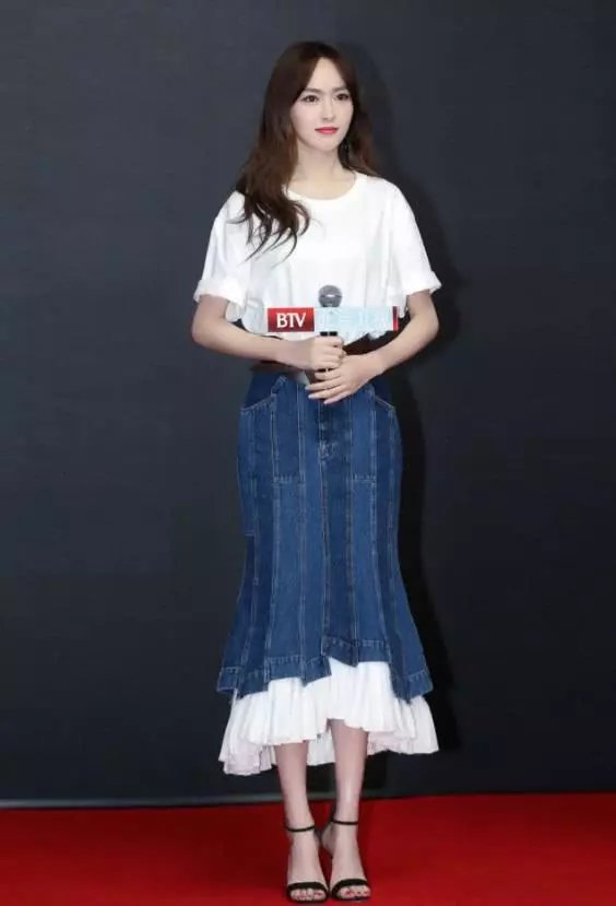 唐嫣气色真好!不过瘦得裤子快撑不起了,还是多吃点饭吧