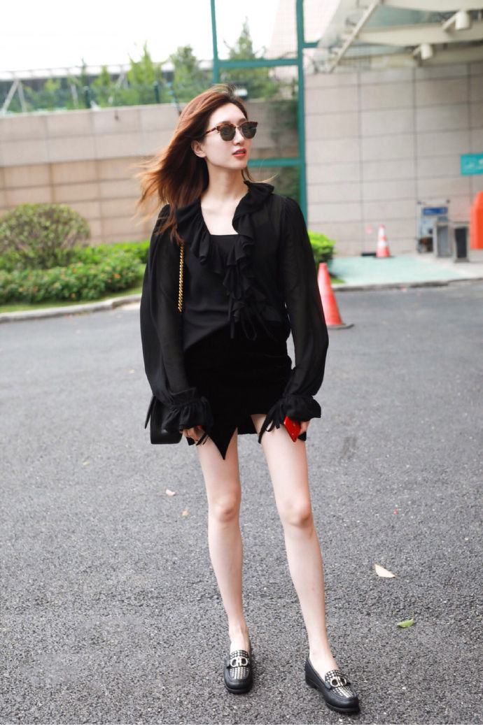 江疏影黑衣美腿性感街拍写真图片