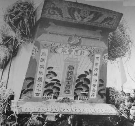  「真实」老照片：雷锋下葬时的真实场景，现场人山人海，墓地如