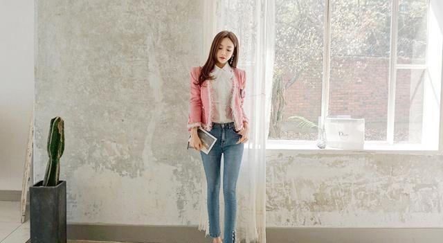 美女|紧身牛仔裤美女,清爽俏丽,展示纤细修长的身材!