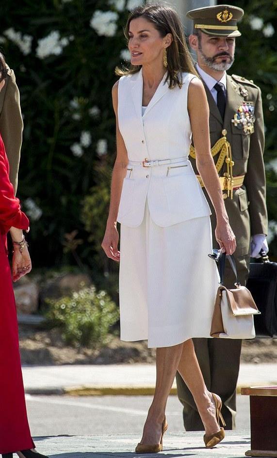 西班牙王后白色裙装亮相典礼气质完胜凯特，她才是凯特的时尚劲敌