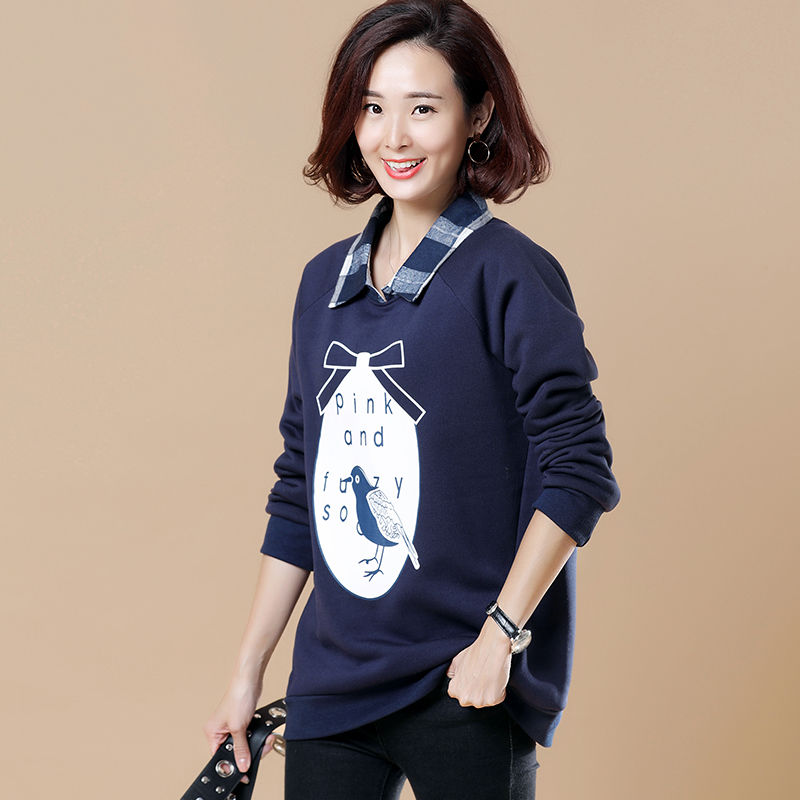 国庆出游，70后老婆，穿这“假两件”秋衫，搭牛仔裤，美到极致