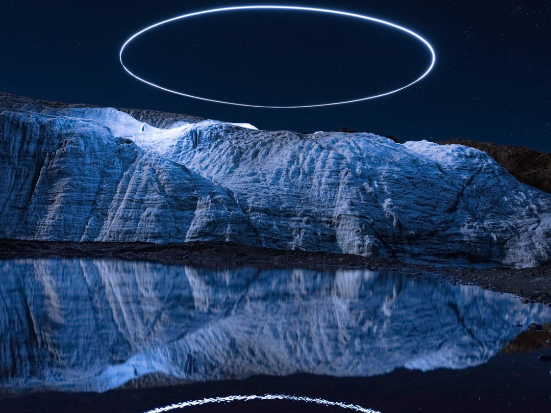 摄影师用无人机灯光照亮秘鲁冰川，拍下未崩塌处威严