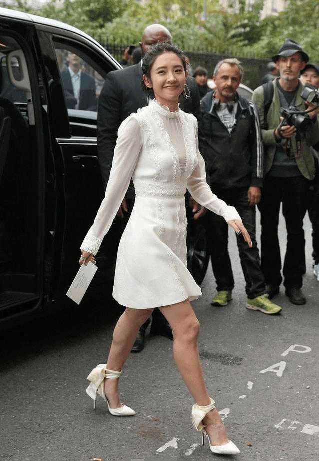 看了唐艺昕的腿, 男人都忍不住怀疑人生, 网友: 简直不能接受