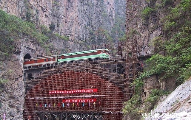 一线天：中国跨度最大的铁路石拱桥，99天建成，火车跑了快50年！