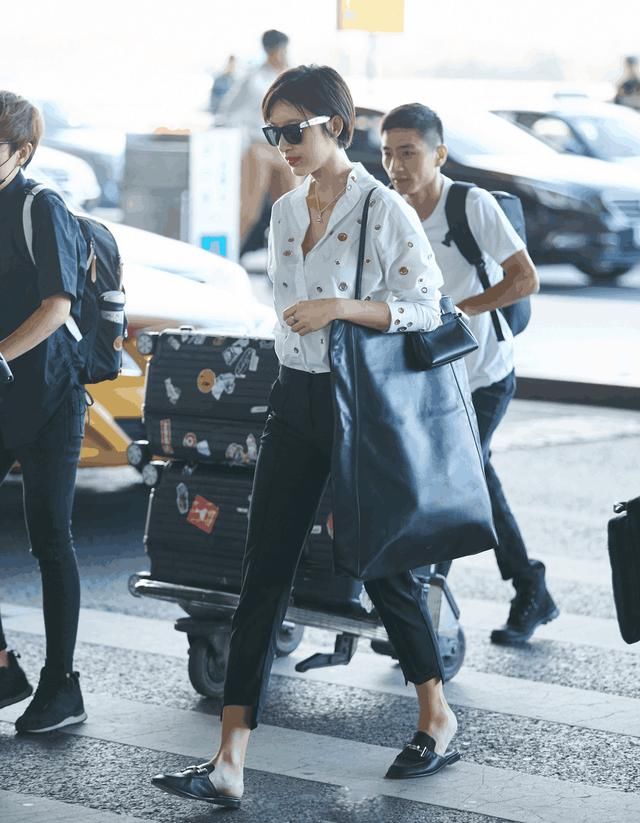 张俪腿是真长，穿拖鞋不邋遢还时髦！网友：我要有这腿也敢这样穿