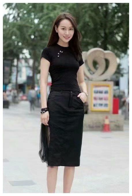 街拍:清新自然的美女，身姿曼妙，回头率十足