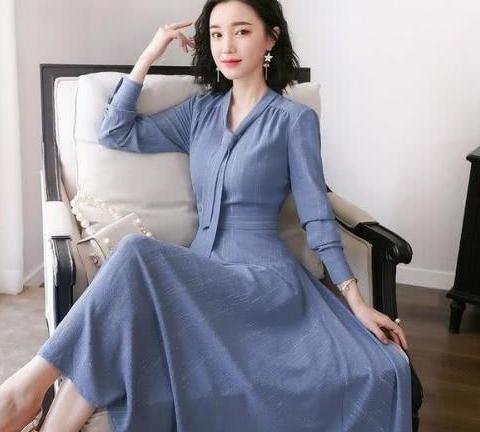 女人若是不差钱的话，初秋穿秋裙＋尖头鞋，洋气时髦显美嫩！