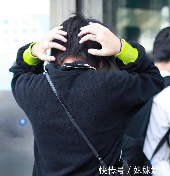 窦靖童真是绝了，竟背个超级迷你小包出门，莫不是用来装牙签的