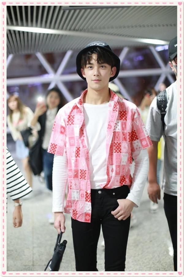 佩服井柏然!29岁穿粉衬衫竟比18岁吴磊还嫩,网友:真替倪妮可惜