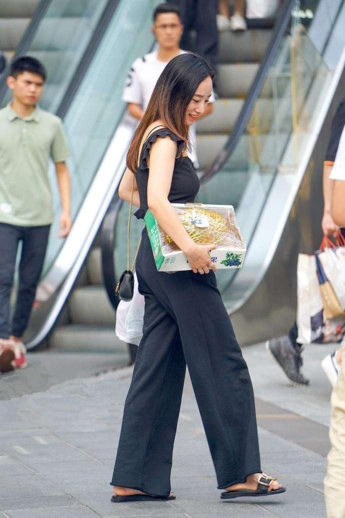 街拍:美女穿热裤露出大长腿, 身材曲线完美展现!