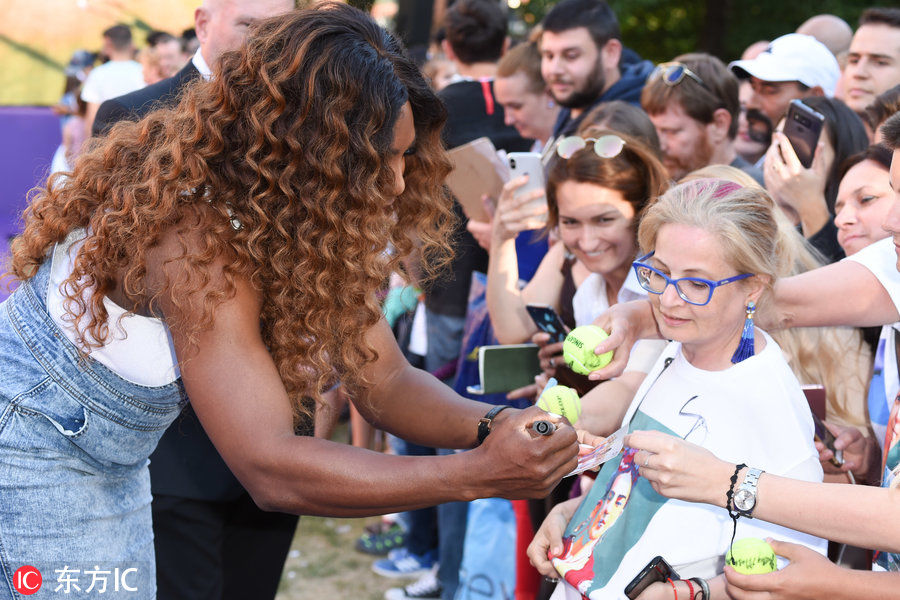 穿着很少女 身材很“金刚” 小威牛仔背带裙亮相嘉年华肌肉显著