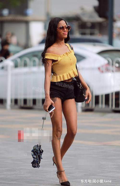 夏日炎炎美女们“热辣”穿衣的方法，还真是怎么凉快怎么穿