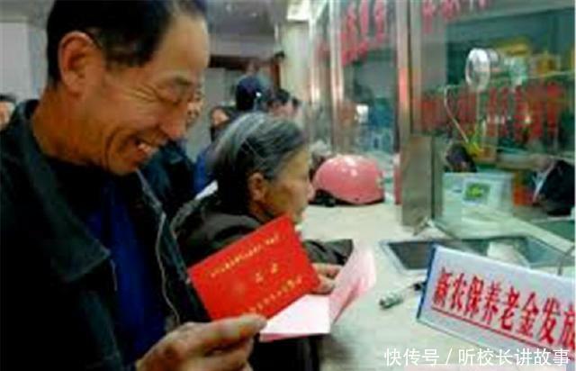 为什么很多老人养老金一到账，就立马去银行取走！