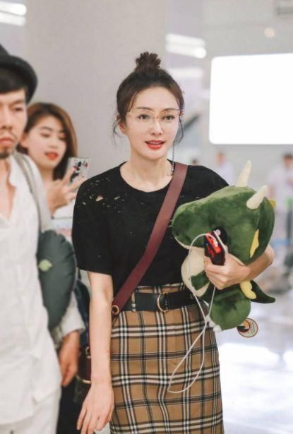 两位“富察皇后”同戴链条眼镜，一个嫩成少女，一个戴成老花眼镜