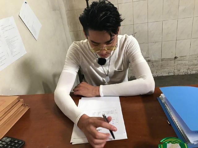 最会戴墨镜的吴亦凡，和最不会戴墨镜的张艺兴，差距不是一两年