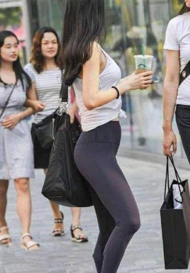 街拍：紧身裤勾画出美丽的线条，让路人驻足！