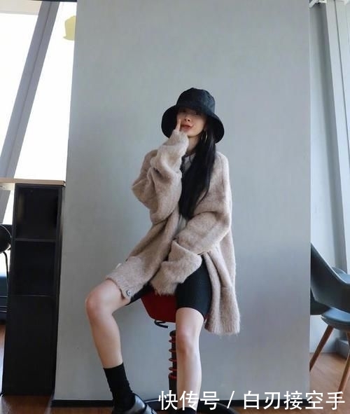  「西装」难怪面条只吃一根，杨幂西装牛仔裤配长筒靴，舞台上双腿细成焦点