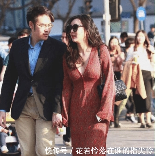 「大哥」大哥每次带嫂子出门,一定让她穿上“大红色”,显得格外耀眼!