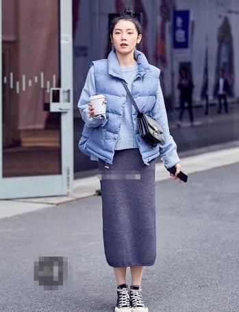  『精致』路人街拍，小姐姐搭配精致大方的短裙，简单又减龄