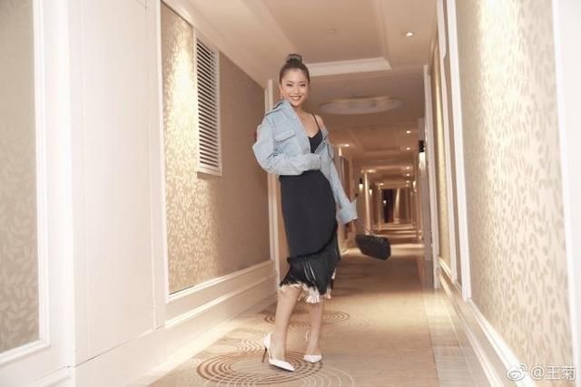 王菊现身纽约时装周走秀，没妆容和穿搭加持的她26岁秒变36岁大妈