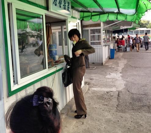 朝鲜女人穿衣,有钱的像90年代,普通的像80年代