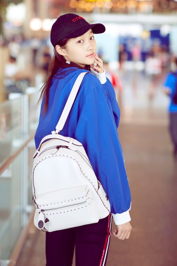 关晓彤偷穿鹿晗衬衫笑开了花，搭配的丑不丑已经不重要了，任性!