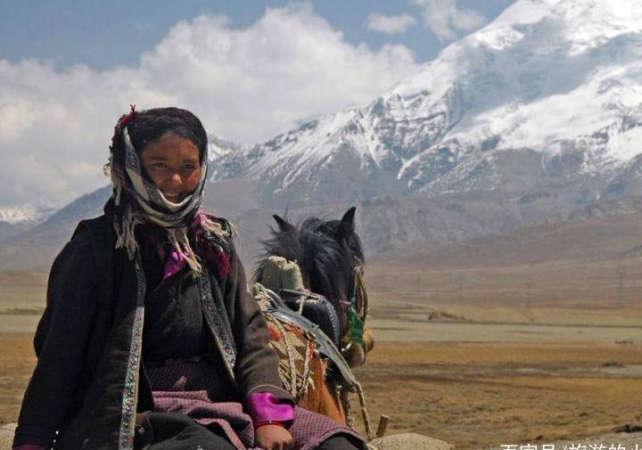 去西藏旅游，看到姑娘蹲在草丛冲你微笑，可能离开比较好！