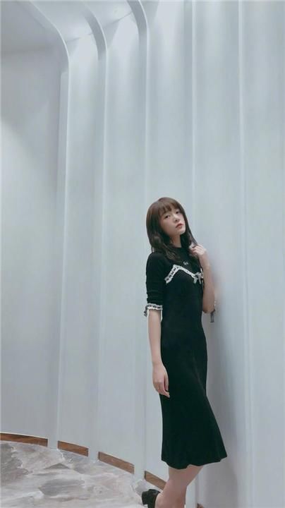 被徐娇不穿汉服的样子惊艳到了！黑色衬衫搭长裤，完全认不出！