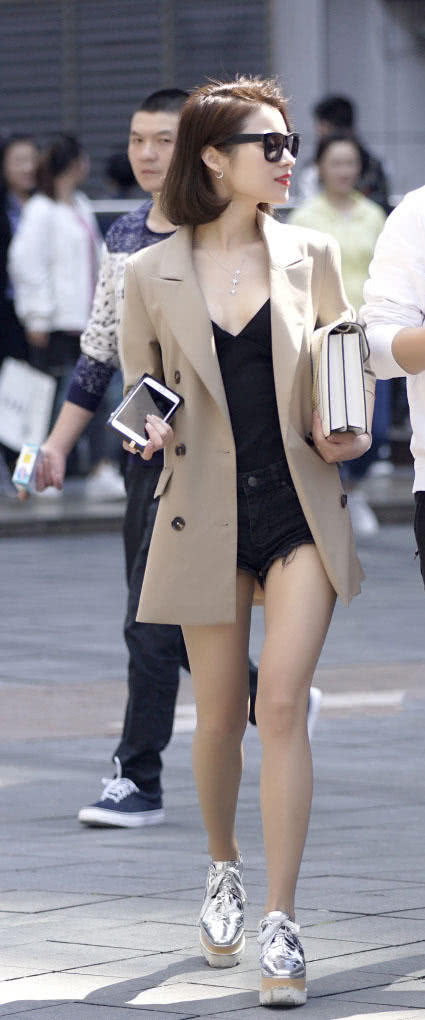 气质女神下身热裤消失，秀出修长纤细的美腿