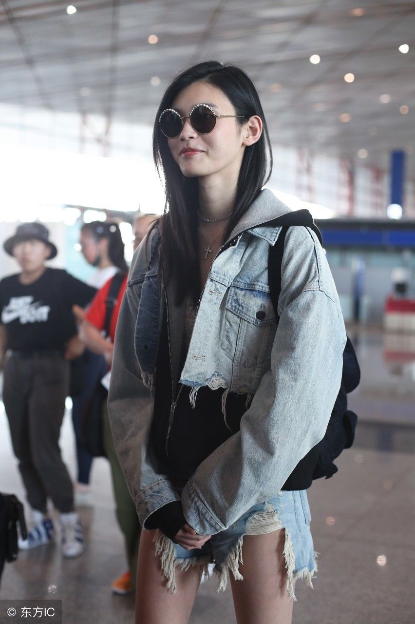 超模奚梦瑶机场秀美腿，粉丝提醒衣服滑落了