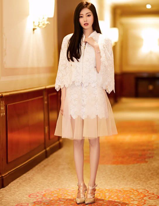 张天爱可真行，将一件衣服穿成了两件，还不快来学一下!