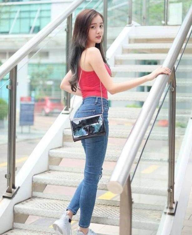 街拍美女：紧身牛仔裤兼具优雅简约风，尽显女人之美！