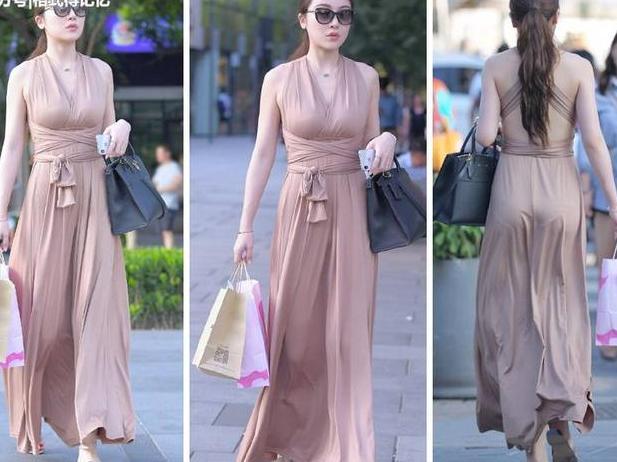 美女穿深V连衣裙，昂首挺胸的走姿，想展示自己的身材有多好吗?