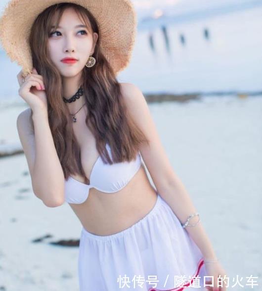 优美的泳衣美女，表现出女人自然的美，显现迷人好看的魅力！