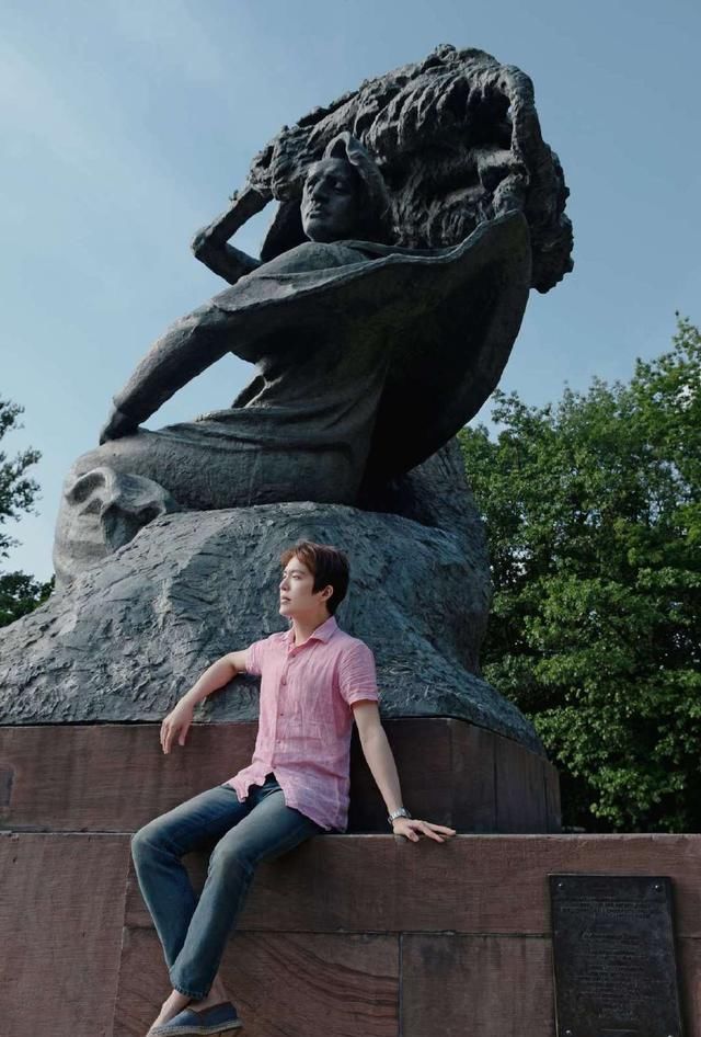  『不羁』李云迪写真照曝光，穿花衬衫配小脚西裤，38岁尽显不羁个性