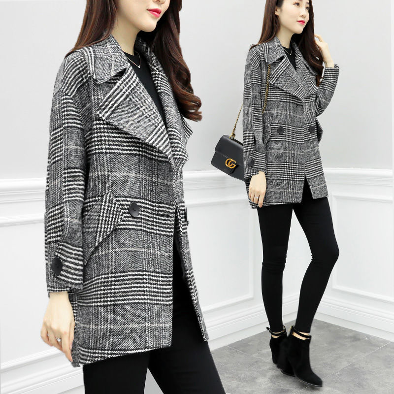 有一款外套叫:毛呢外套!搭小脚裤+短靴，7080穿洋气又显嫩