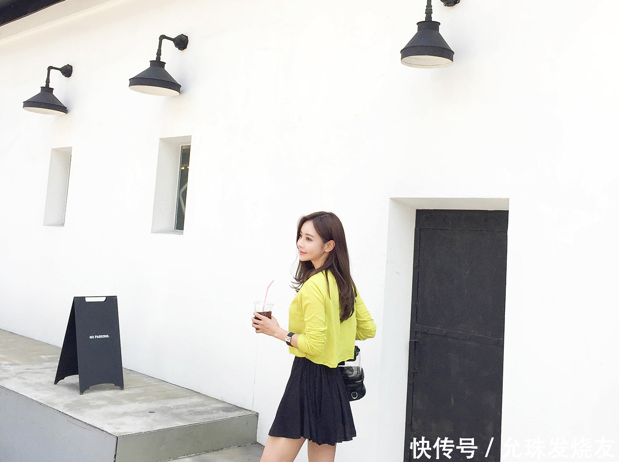 孙允珠可爱街头柠檬黄悠闲度假裙