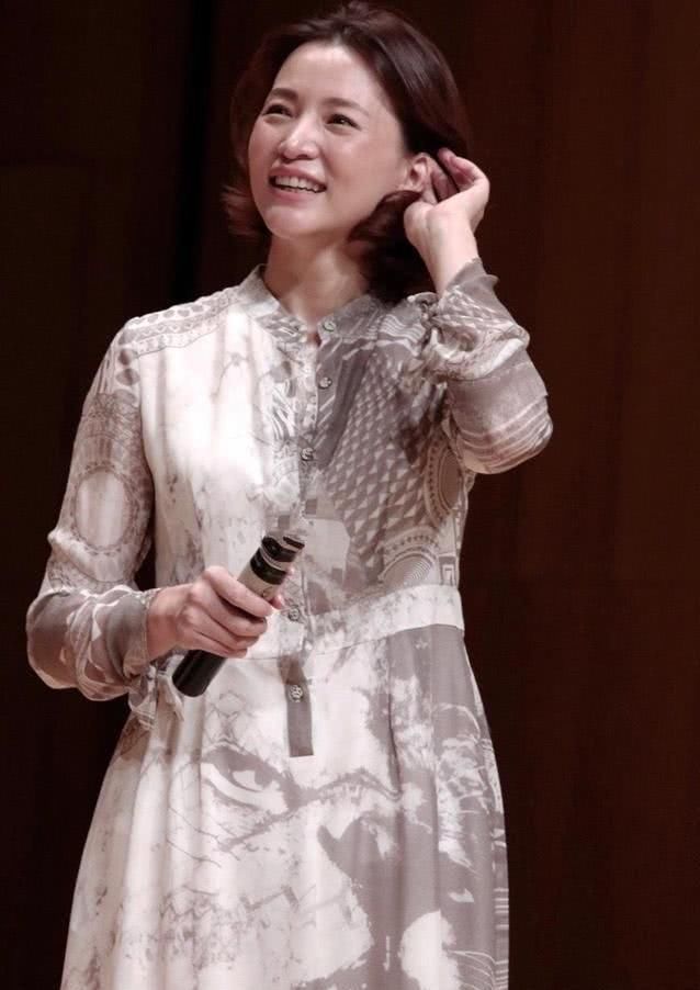 女性@终于相信你是70后了,董卿卸妆前后差别真大!素颜出镜难掩盖疲态