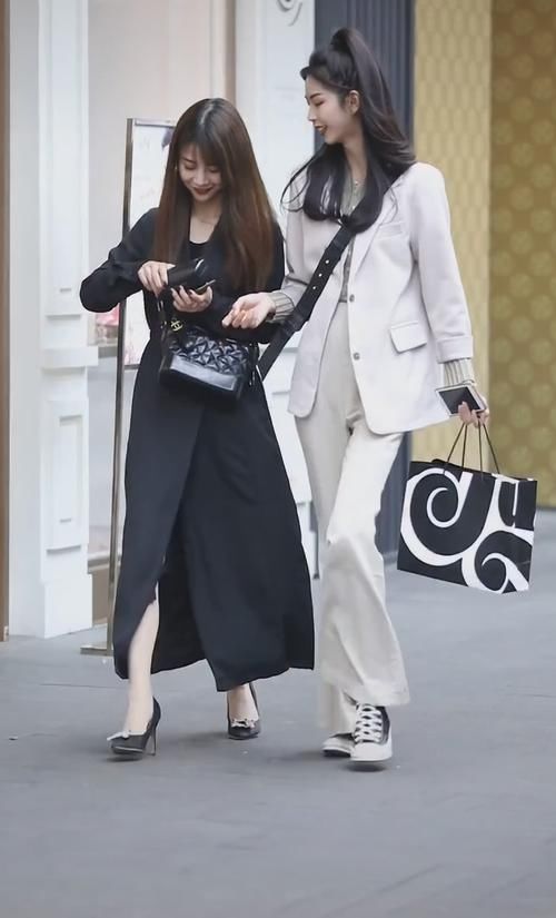  『cm』小姐姐的腿有多细，穿一双普通匡威鞋，显得腿比鞋子还小2cm！