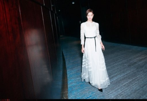 王丽坤白色蕾丝薄纱长裙出席活动 优雅精致