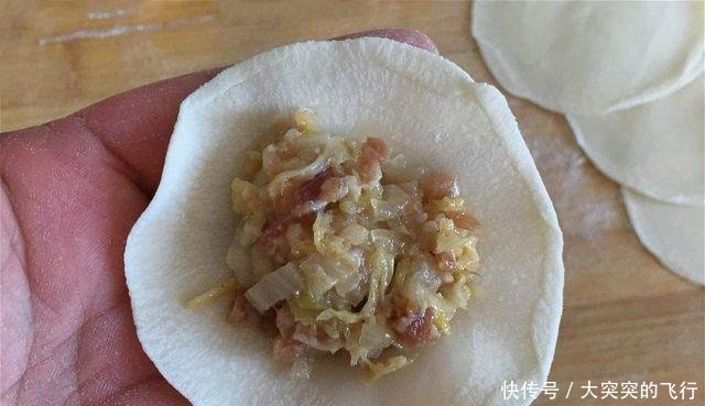 入适量@酸菜饺子怎样更好吃老师傅教你调馅加点“它”,比饭店的要好吃